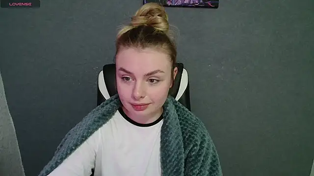 AngelicaHollywood online show from November 4, 2025, 10:24 pm