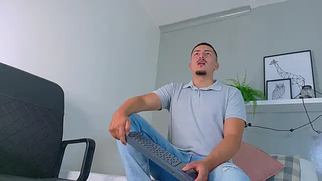 Snapshot of MrFox__ chatting on October 28, 2025, 7:24 pm MrFox online show from October 28, 2025, 7:24 pm