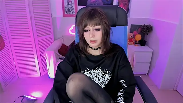 Snapshot of CrystallBloom chatting on November 5, 2025, 4:10 pm CrystallBloom online show from November 5, 2025, 4:10 pm