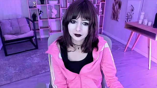 Snapshot of CrystallBloom chatting on October 2, 2025, 1:42 am CrystallBloom online show from October 2, 2025, 1:42 am