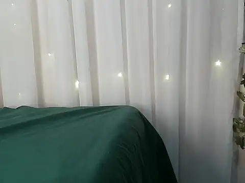 angelainparis28 online show from December 4, 2025, 5:06 am