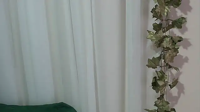 angelainparis28 online show from October 4, 2025, 6:04 am