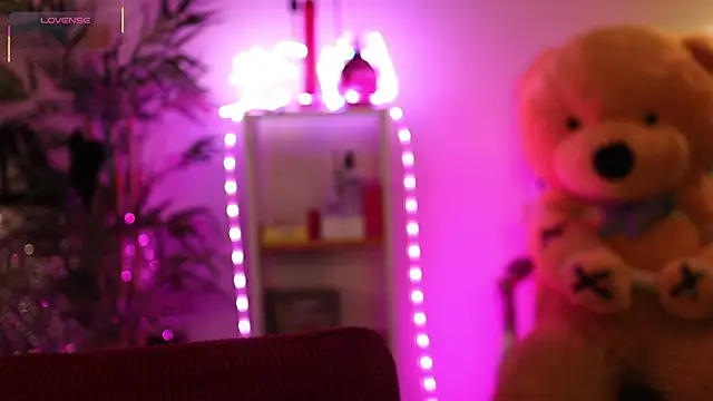 NovaHollisx online show from April 5, 2026, 4:41 am