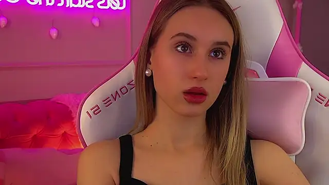 VictoriaHopsons online show from December 15, 2025, 6:47 pm