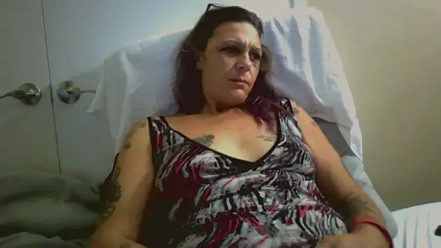 Snapshot of SparklesB1tch chatting on September 10, 2025, 6:07 pm SparklesB1tch online show from September 10, 2025, 6:07 pm