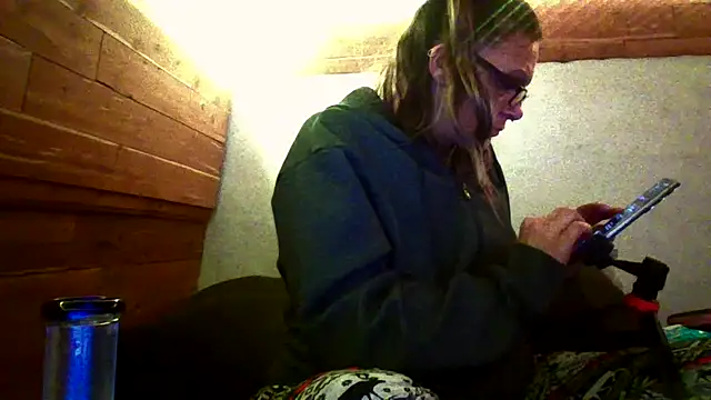 Snapshot of SparklesB1tch chatting on October 23, 2025, 6:23 am SparklesB1tch online show from October 23, 2025, 6:23 am