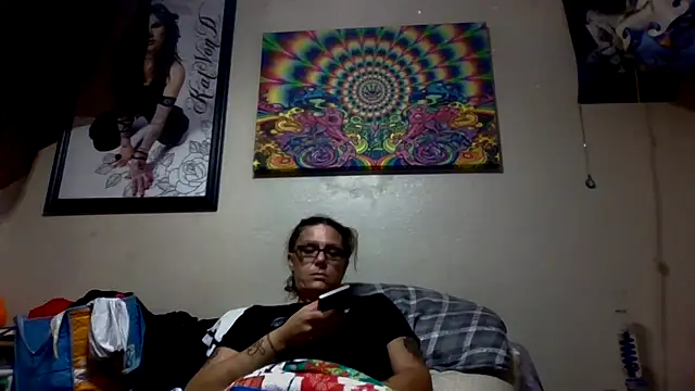 Snapshot of SparklesB1tch chatting on October 13, 2025, 12:56 am SparklesB1tch online show from October 13, 2025, 12:56 am