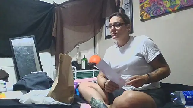 Snapshot of SparklesB1tch chatting on November 4, 2025, 6:17 am SparklesB1tch online show from November 4, 2025, 6:17 am