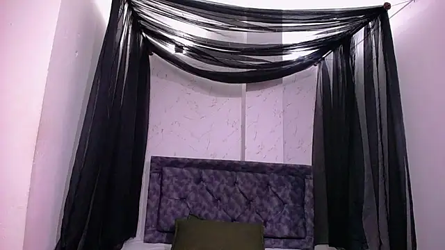 mia  thomson  online show from December 20, 2025, 3:04 pm