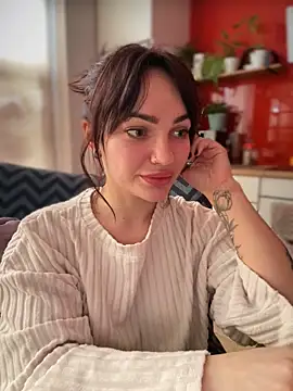 SaraLow online show from February 16, 2026, 1:32 pm