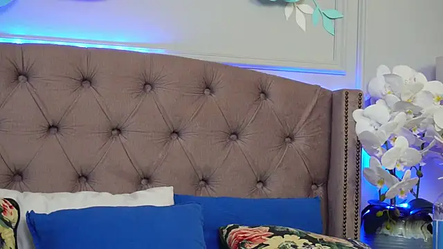 JenniferLovve online show from October 18, 2025, 3:41 am