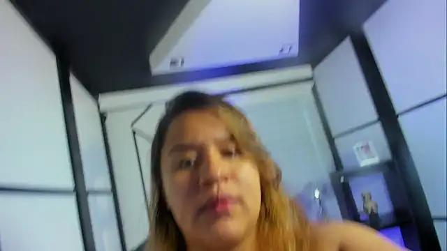 Snapshot of ElaBourn_ chatting on October 17, 2025, 2:08 pm ElaBourn online show from October 17, 2025, 2:08 pm