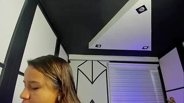 Snapshot of ElaBourn_ chatting on September 17, 2025, 1:13 pm ElaBourn online show from September 17, 2025, 1:13 pm