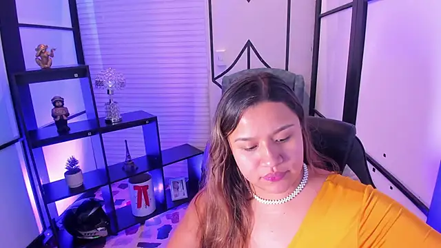 Snapshot of ElaBourn_ chatting on November 12, 2025, 12:53 pm ElaBourn online show from November 12, 2025, 12:53 pm