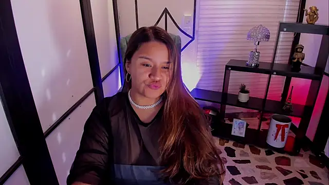 Snapshot of ElaBourn_ chatting on September 21, 2025, 12:32 pm ElaBourn online show from September 21, 2025, 12:32 pm