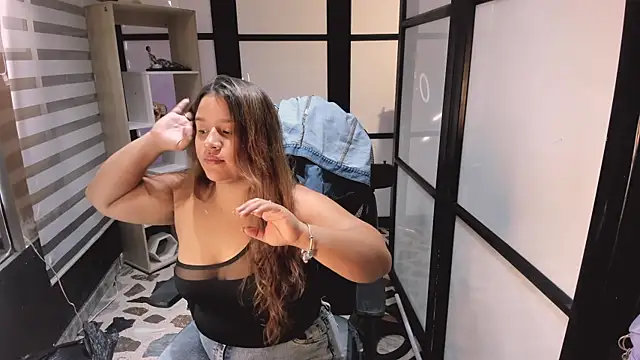 Snapshot of ElaBourn_ chatting on September 11, 2025, 12:49 pm ElaBourn online show from September 11, 2025, 12:49 pm