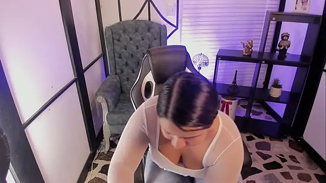 Snapshot of ElaBourn_ chatting on October 10, 2025, 1:34 pm ElaBourn online show from October 10, 2025, 1:34 pm