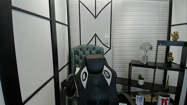 Snapshot of ElaBourn_ chatting on September 20, 2025, 12:43 pm ElaBourn online show from September 20, 2025, 12:43 pm