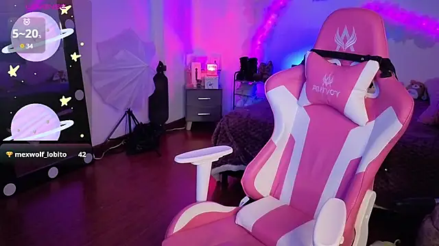 Snapshot of larah_uwu chatting on November 24, 2025, 7:47 pm larah uwu online show from November 24, 2025, 7:47 pm