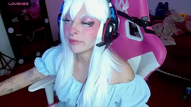 Snapshot of larah_uwu chatting on October 24, 2025, 7:02 pm larah uwu online show from October 24, 2025, 7:02 pm