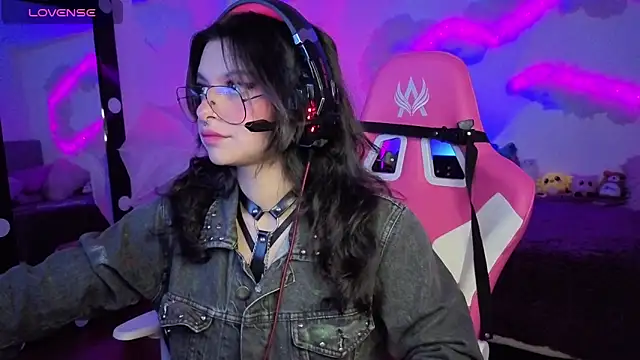 Snapshot of larah_uwu chatting on November 13, 2025, 7:18 pm larah uwu online show from November 13, 2025, 7:18 pm