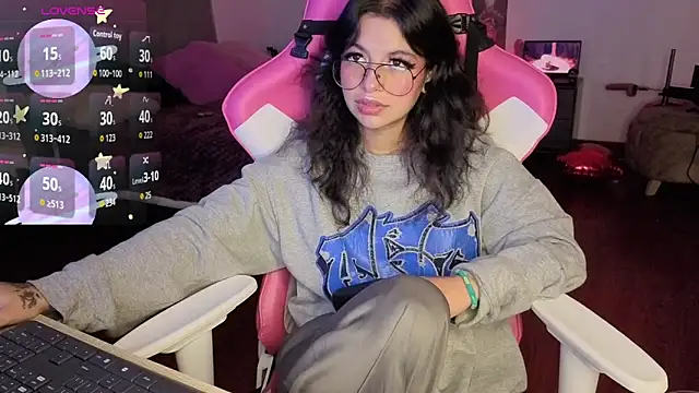 larah uwu online show from February 16, 2026, 7:23 pm