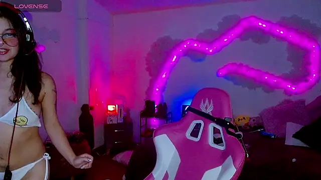 Snapshot of larah_uwu chatting on October 27, 2025, 12:55 am larah uwu online show from October 27, 2025, 12:55 am