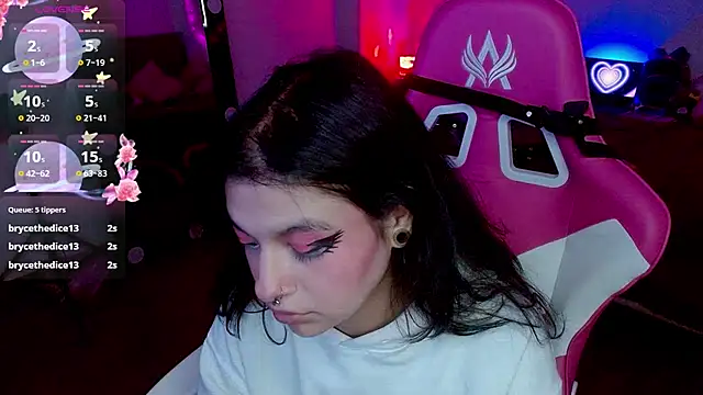 Snapshot of larah_uwu chatting on October 27, 2025, 7:48 pm larah uwu online show from October 27, 2025, 7:48 pm