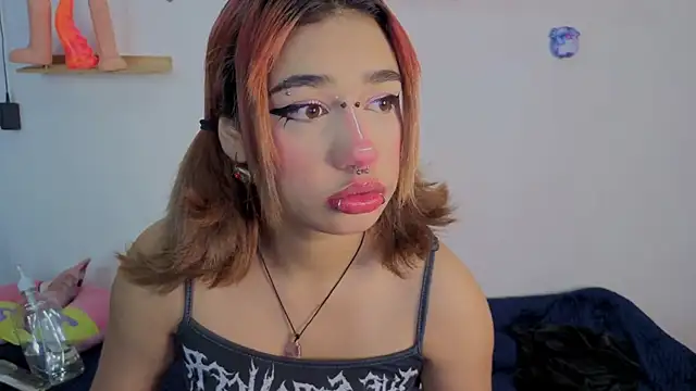 zoelight18 online show from November 3, 2025, 9:13 am