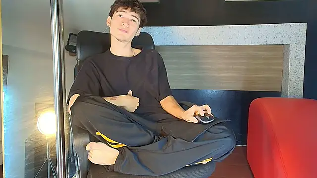 Snapshot of _DantFox_ chatting on November 12, 2025, 7:29 pm DantFox online show from November 12, 2025, 7:29 pm