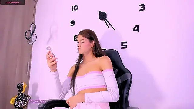 Snapshot of _Mia_Pink_ chatting on October 6, 2025, 10:21 pm Mia Pink online show from October 6, 2025, 10:21 pm