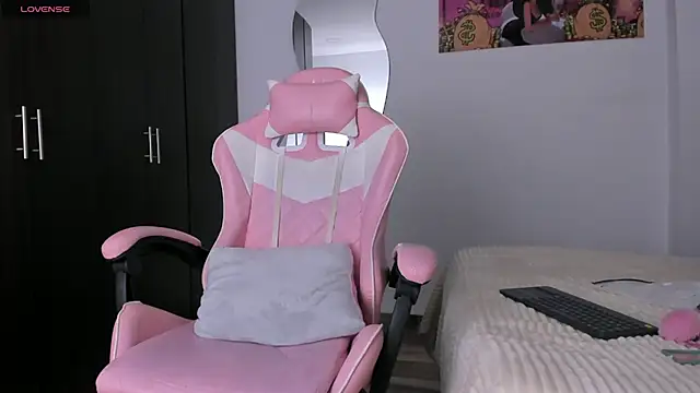 kendal hot01 online show from April 18, 2026, 7:58 pm