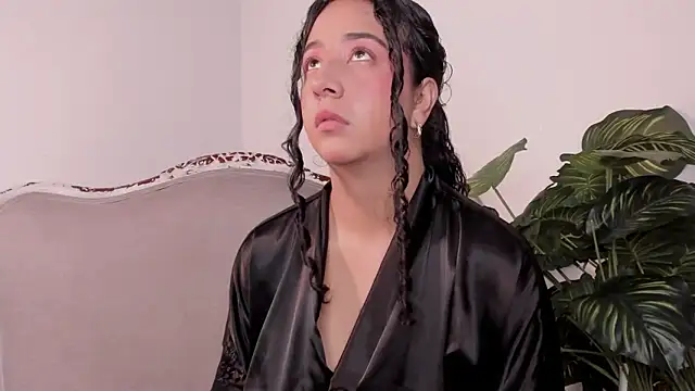 BellaSwwan online show from November 14, 2025, 1:37 pm