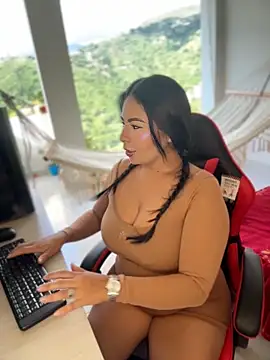 samanthahut1 online show from April 24, 2026, 8:44 pm