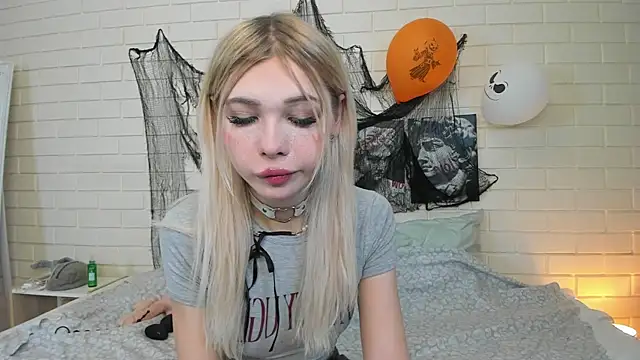 Blondy Fina online show from October 30, 2025, 4:44 am