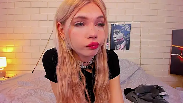 Blondy Fina online show from September 30, 2025, 4:51 am