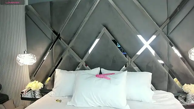 CoraimaSahin online show from November 19, 2025, 4:34 am