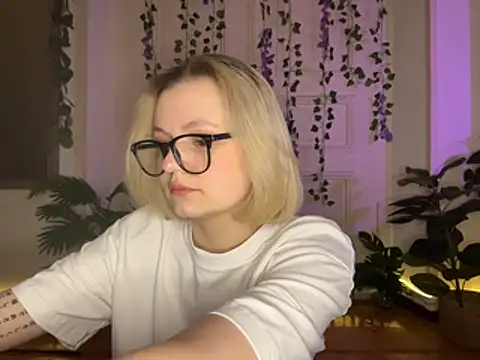 MoonIvy  online show from July 25, 2026, 8:26 pm