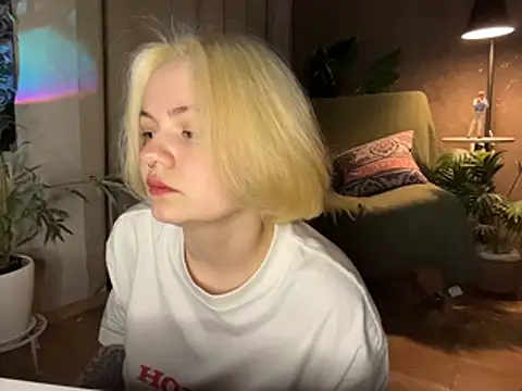 MoonIvy  online show from April 17, 2026, 7:06 pm