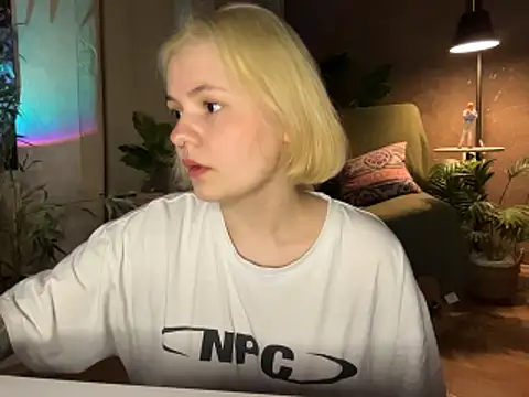 MoonIvy  online show from April 16, 2026, 6:52 pm