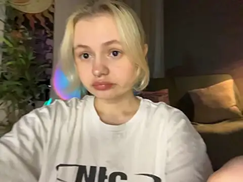 MoonIvy  online show from June 26, 2026, 8:03 pm