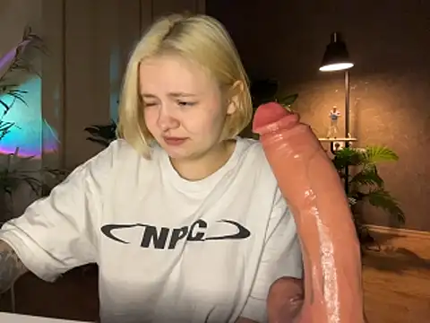 MoonIvy  online show from April 24, 2026, 6:32 pm