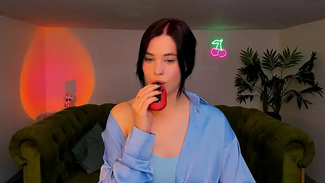 lil angel  online show from October 9, 2025, 1:11 pm