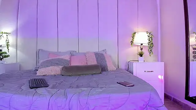 mia rousse25 online show from September 24, 2025, 1:50 pm