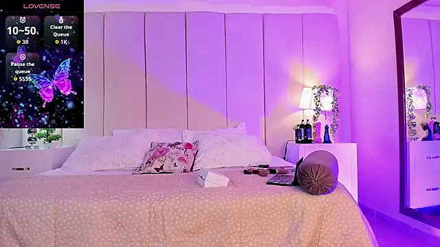 mia rousse25 online show from November 12, 2025, 12:20 pm