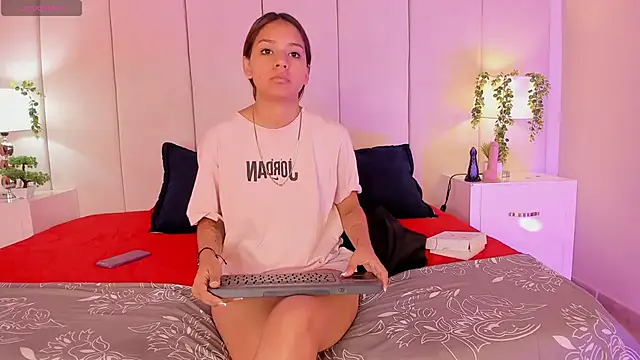 mia rousse25 online show from October 22, 2025, 1:54 pm