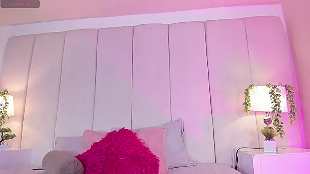 mia rousse25 online show from September 10, 2025, 1:43 pm