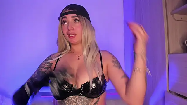 scarlett Collinss online show from November 8, 2025, 5:00 am