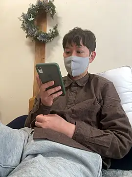 tom19899q online show from December 17, 2025, 5:45 am