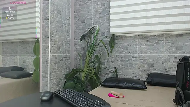 VioletLux online show from November 4, 2025, 7:39 pm